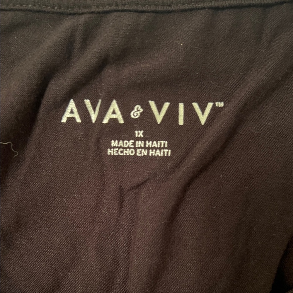 Ava & Viv Black Scoop Neck Essential Tee 1X - Picture 5 of 7